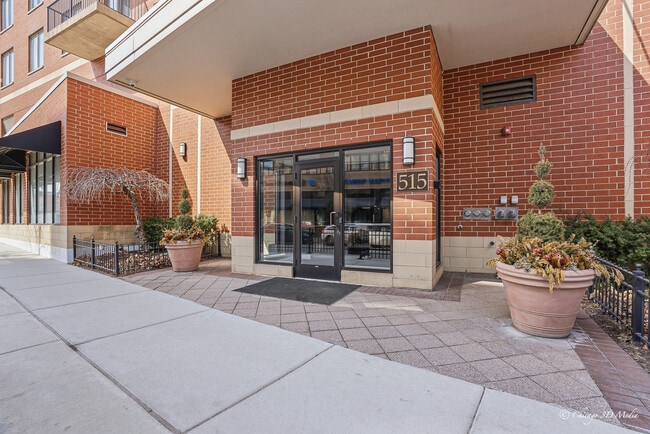 Building Photo - 515 Main St