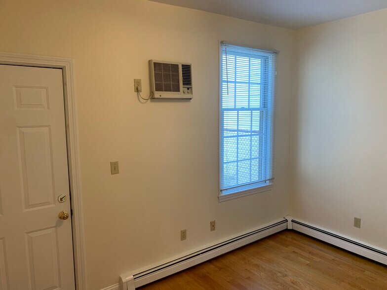 Building Photo - 202 Hurley St