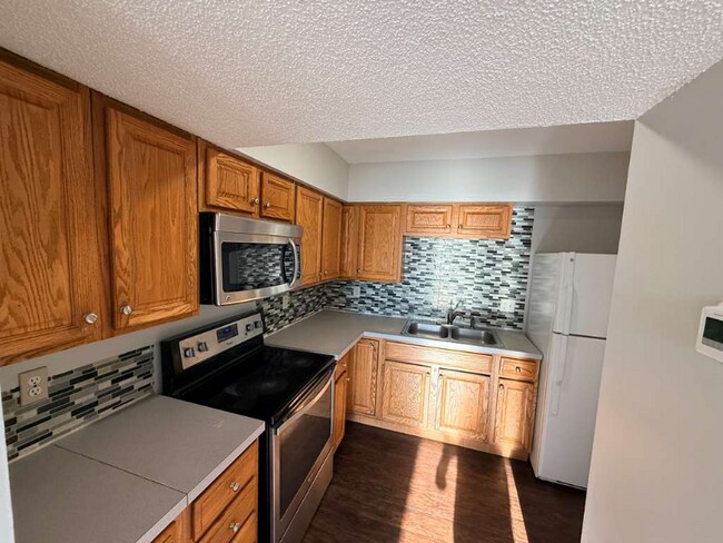 Building Photo - 2005 Greens Blvd