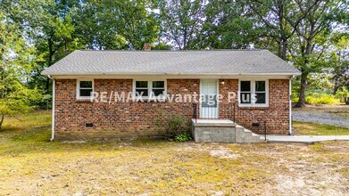Building Photo - 3-Bedroom Home in Private Setting Minutes ...
