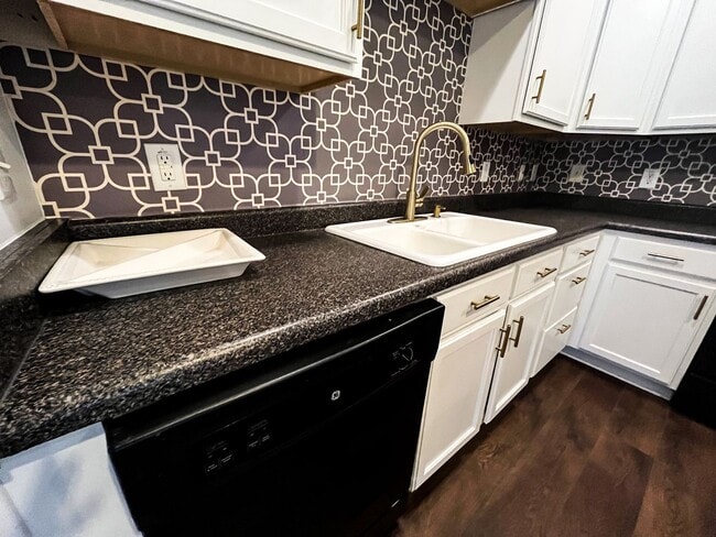 Building Photo - Greensboro 2 Bedroom, 2 Bathroom Condo