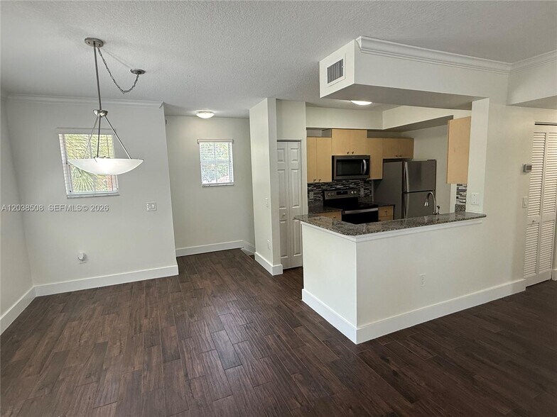 Building Photo - 2442 Centergate Dr