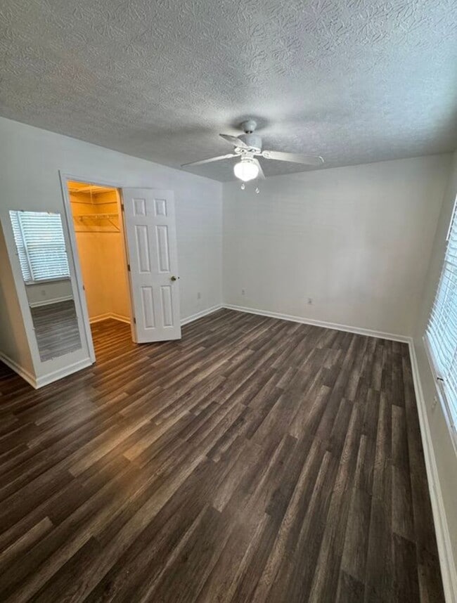 Building Photo - 2 bed 1 bath newly renovated!
