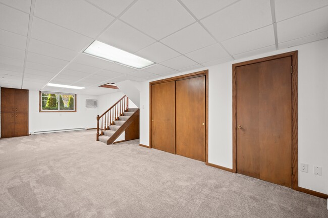 Building Photo - 1332 W Glenlord Rd