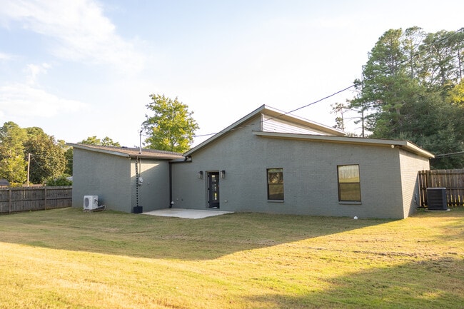 Building Photo - 902 Desoto Dr