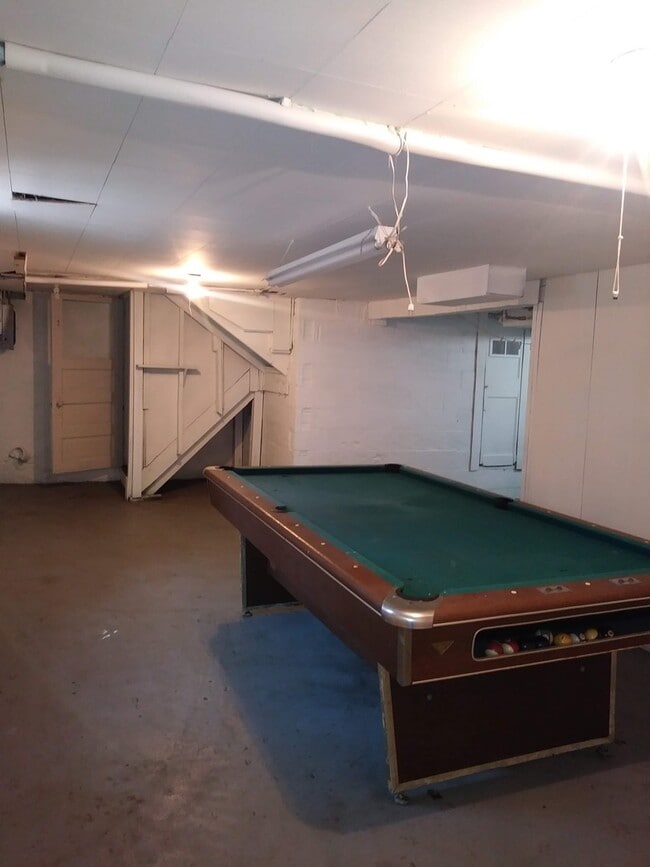 Building Photo - LARGE HOME IN MILLER!