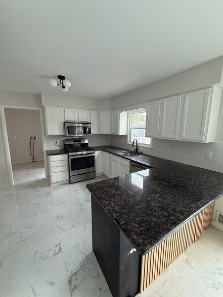 Building Photo - 1221 Windward Ave