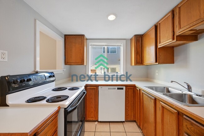 Building Photo - "Charming 2-Bed Retreat in Seattle's Heart – Cozy 840 Sq Ft Haven on 14th Ave West!"