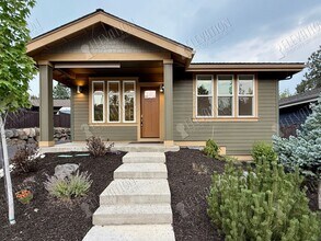 Building Photo - Gorgeous 3 BR craftsman close to NWX and Shevlin Park