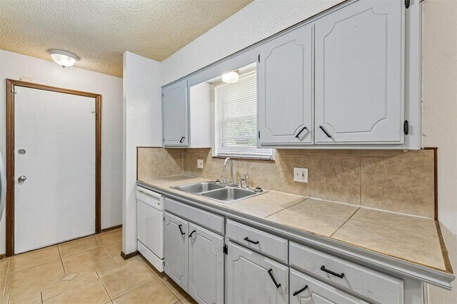 Building Photo - 3401 E Noble Dr