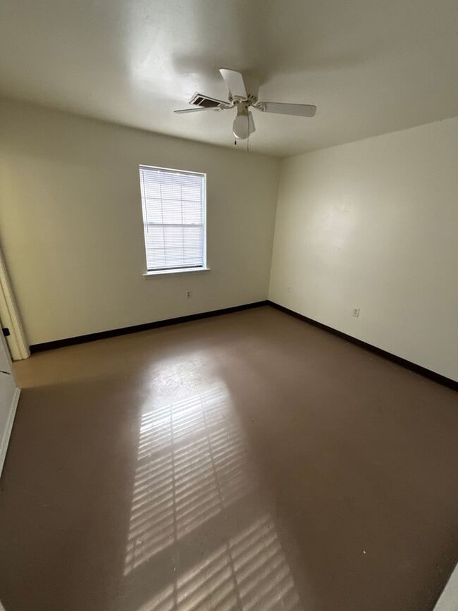 Building Photo - 1002 E 22nd St