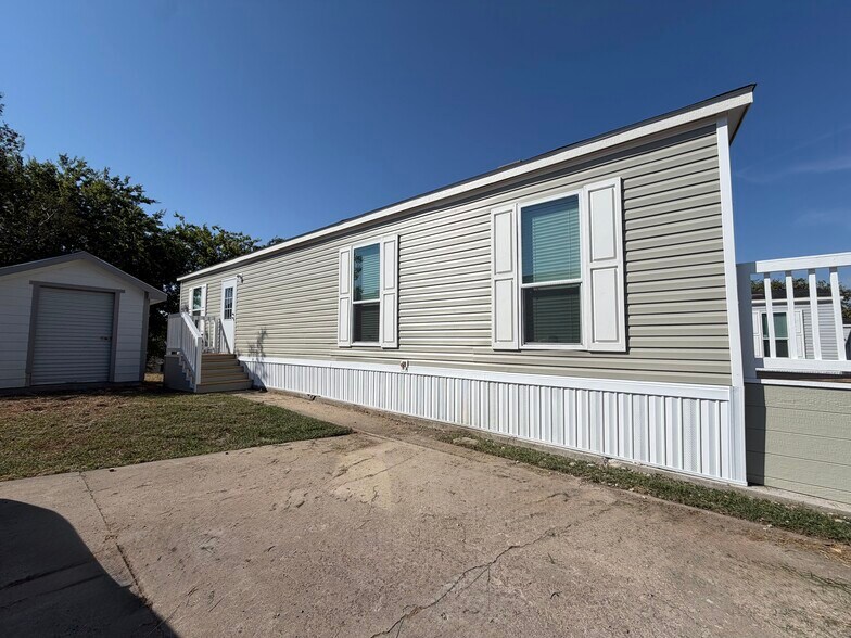 Building Photo - 709 N Collins Fwy
