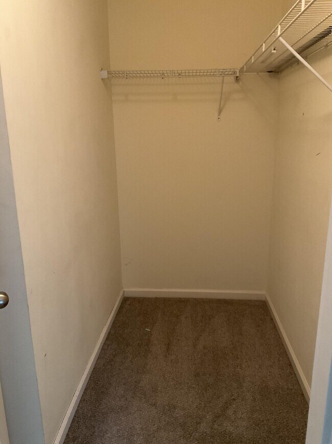 Building Photo - Adorable 2 Bedroom Townhome in Azalea Square