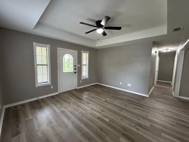 Building Photo - Lakeside Dream Home: Fully Remodeled 4BD/2BA Near Loop 323