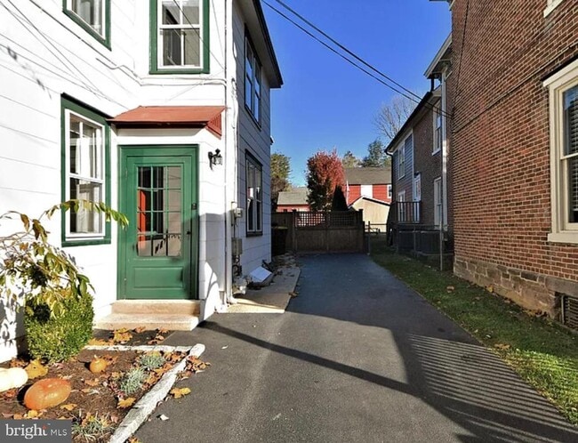 Building Photo - 143 N State St