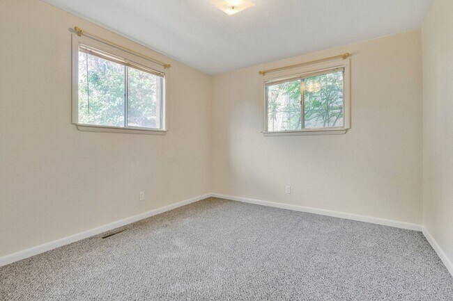 Building Photo - 2108 Applewood Rd