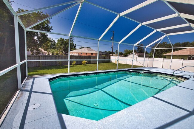 Building Photo - Annual Unfurnished 2 Bedrooms 2 Bathrooms Pool Home Located in South Venice!