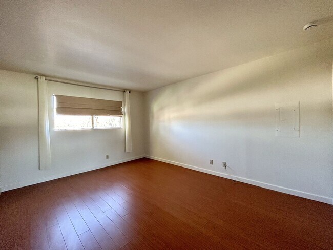 Building Photo - AVAILABLE NOW!! LOVELY - 1 Bed 1 Bath Uppe...