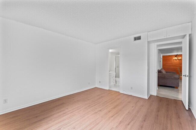 Building Photo - 142 Lake Pine Cir