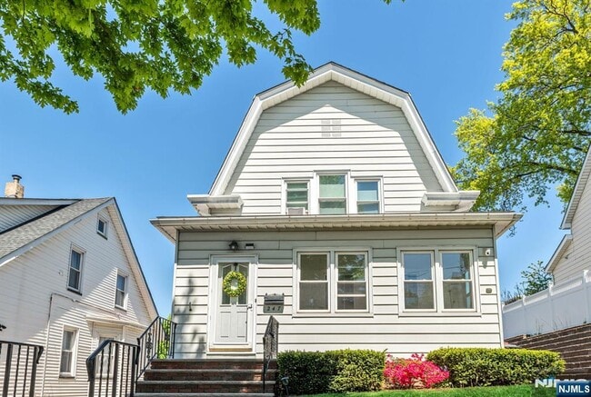 Building Photo - 247 Fern Ave