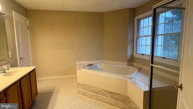 Building Photo - 67 Highpoint Dr
