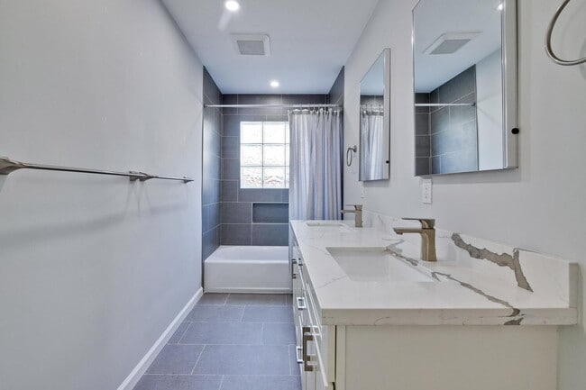 Building Photo - Beautiful 4 bedroom, 3 bath in desirable C...