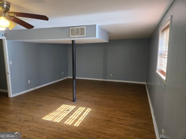 Building Photo - 1387 Town Country Dr SE