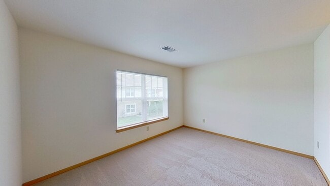 Building Photo - Condo Style Upper 2 Bedroom 1 Bathroom Apartment