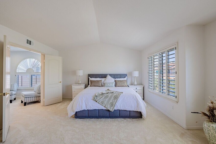 Building Photo - 1651 Fox Springs Cir