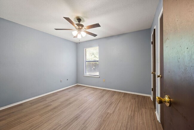 Building Photo - Cute Townhome