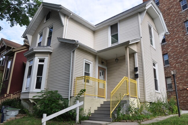 Primary Photo - 1124 E Lyon St