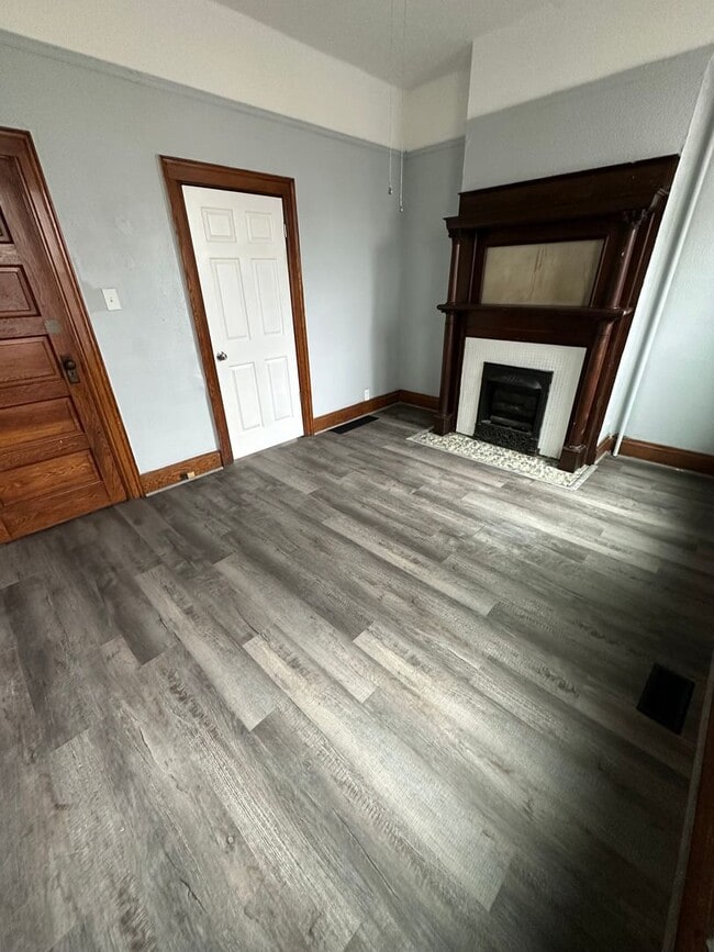 Building Photo - Beautiful Spacious 1 Bedroom Apt. Lower Un...
