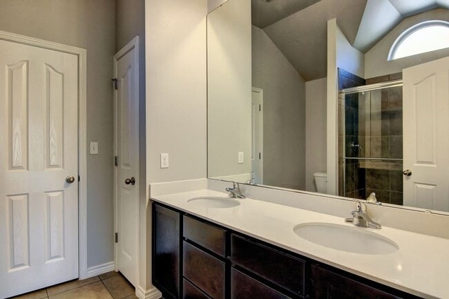 Building Photo - 3021 Cantabria St