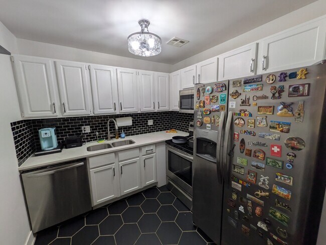Building Photo - Newly Renovated 1-Bedroom Condo in the Hea...