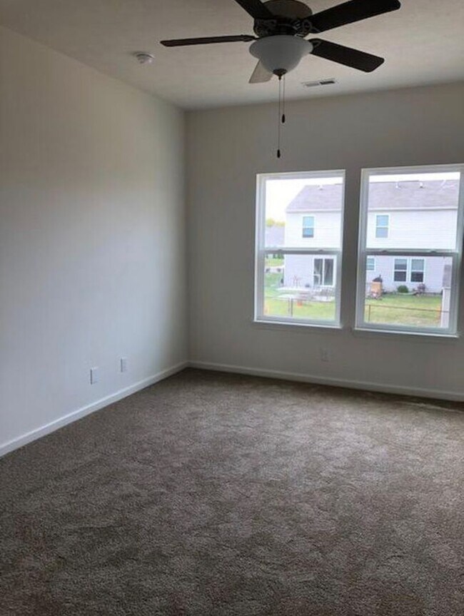 Building Photo - FENCED BACKYARD - 3 Bedroom 2 Bath house plus den/office