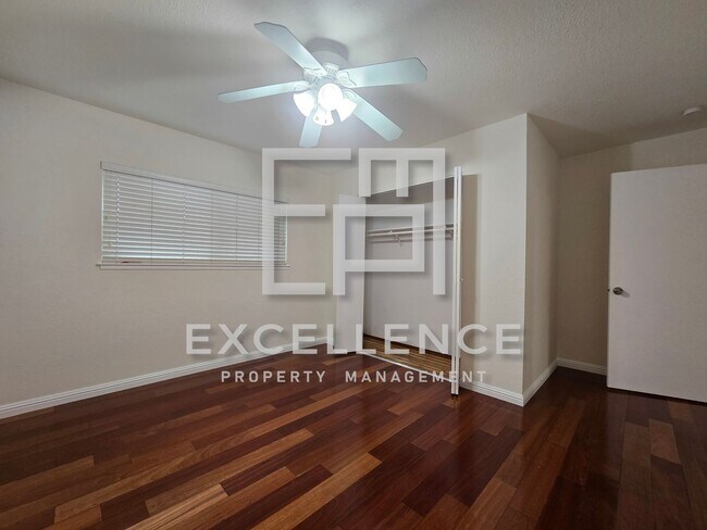 Building Photo - Spacious Fully Renovated 4/2 House with Over 2000SF and LVT Throughout