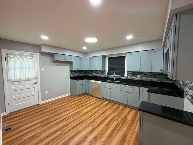Building Photo - 9243 Lynwood Dr