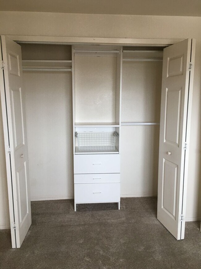 Building Photo - ONE MONTH FREE! Pet-friendly 1 BD/1 BA in ...