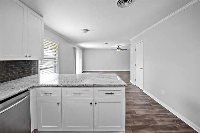 Building Photo - 9003 Bintliff Dr