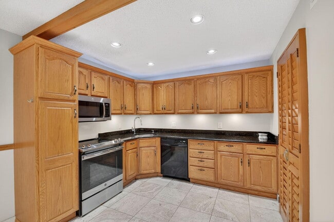 Building Photo - 511 Shady Pine Way