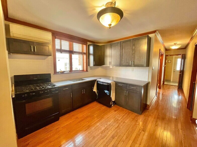Primary Photo - 2457 West St
