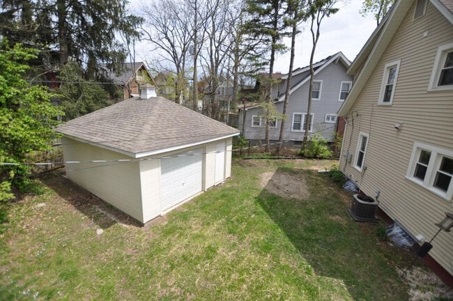 Building Photo - 921 Sylvan Ave