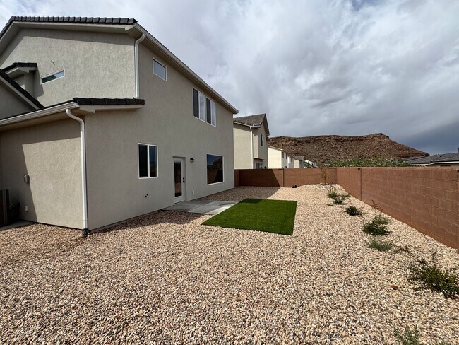 Building Photo - Brand new S&S Home