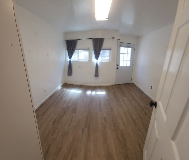 Building Photo - 7 Bedroom 3 bath home close to POLY!!!!