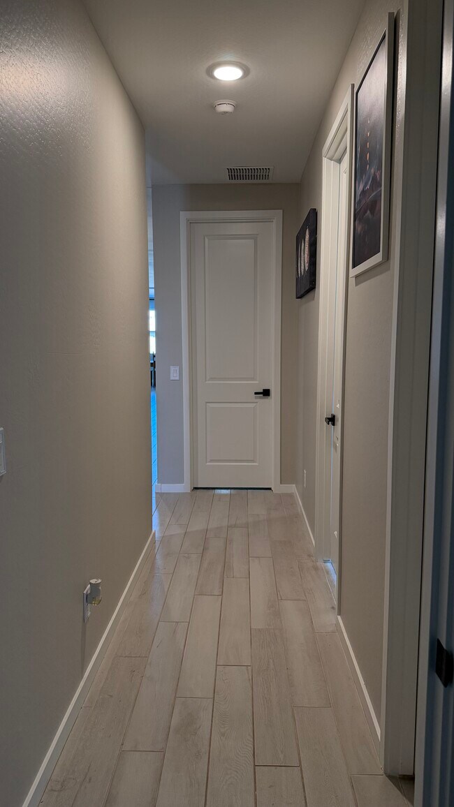 Building Photo - 40586 W Crane Dr