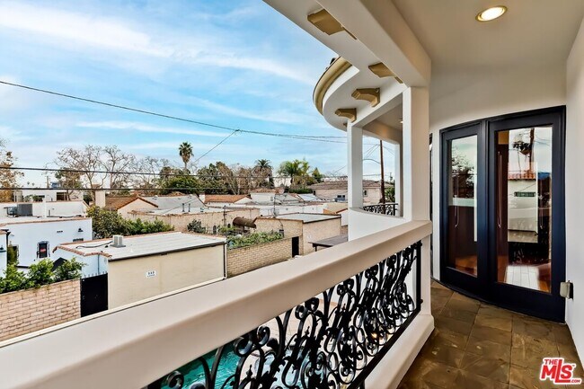 Building Photo - 332 S Almont Dr