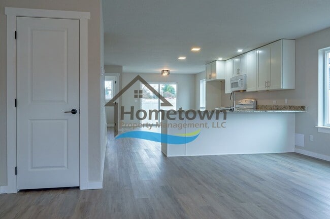 Building Photo - 3 Bedroom Home with 1.5 Bathrooms and an A...