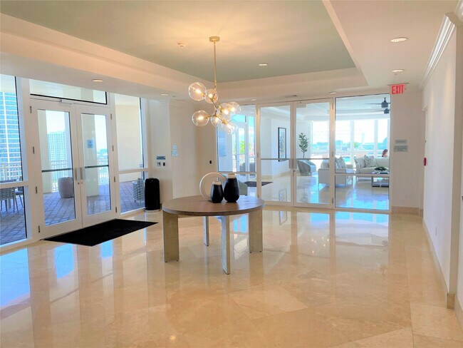 Building Photo - 511 SE 5 Ave