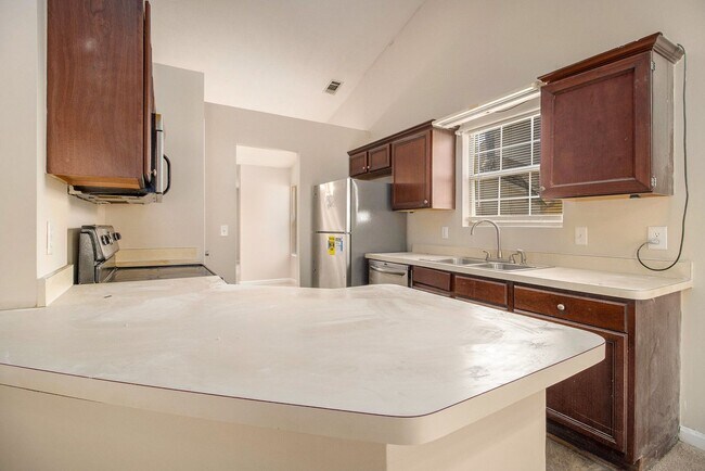 Building Photo - 3 Bedroom 2 Bathroom House
