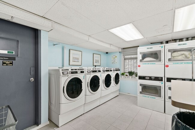 Building Photo - 140 W 71st St